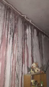Falla edilicia en loza de edificio filtración de agua