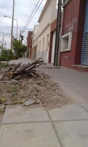 Repara la vereda lo antes posible.-