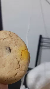 Galletitas pepitos con una mancha amarilla