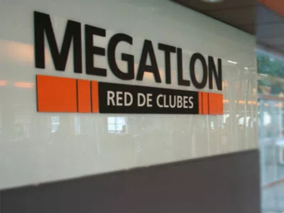 Copiaron mis datos de visa, me cobraron servicios no contratados y no responden