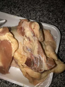 Pollo en descomposición
