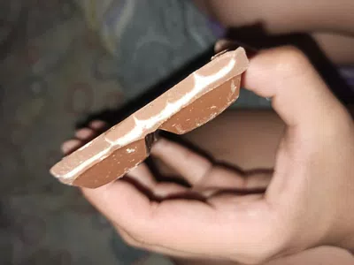 Producto en mal estado, sin relleno, con fecha de vencimiento muy alejada