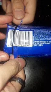 Galleta con un pedazo de envoltorio