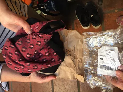Compre una notebook por mercado libre y recibi un paquete con un vestido viejo a