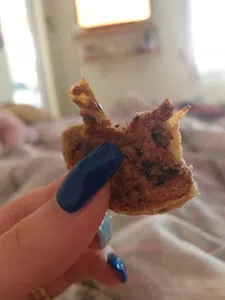 Encontre un papel dentro de una galletita