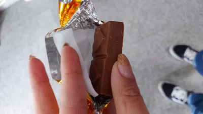 No vino el poema en el chocolate y con gusto raro