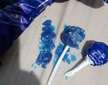 Tres chupetines rotos y uno sin chicle