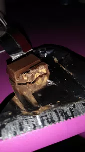 Plástico dentro de un chocolate