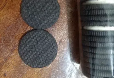Dos  galletitas oreos sin relleno