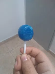 Me vino un chupetín de un lado aplastado