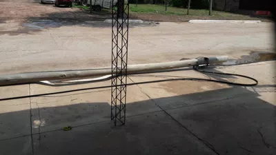 Cayó un poste de telecom en el frente de mi casa