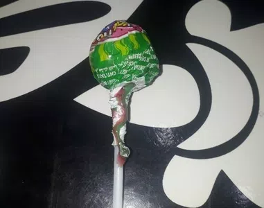 Los caramelos no tenían envoltorio y la bolsa de chupaletas estaba abierta