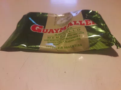 Alfajor comido a la mitad con la envoltura intacta