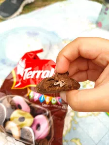Dentro de una galletita había un pedazo de latex
