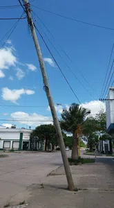 Con extrema urgencia cambien un poste