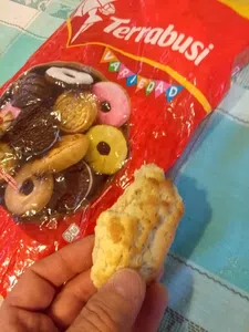 Galletitas como viejas y pedazo amorfo de masa dentro del paquete