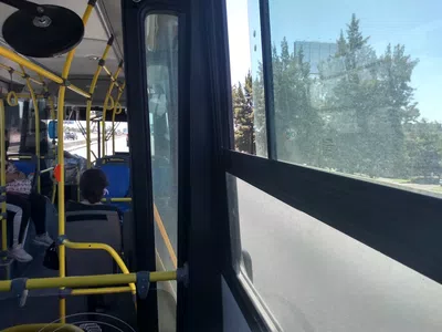 Puerta abierta del colectivo sobre panamericana