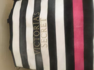 Mi bolso se destiñó y se manchó todo
