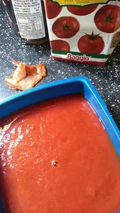 Salsa de tomate con objeto extraño dentro de ella