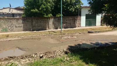 Que reparen los pozos en el pavimento, calles la pampa y murature, rafael calzad