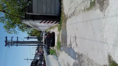 Que quiten los autos de la vereda y arregle. la vereda