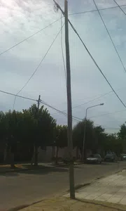 Poste en derrumbe