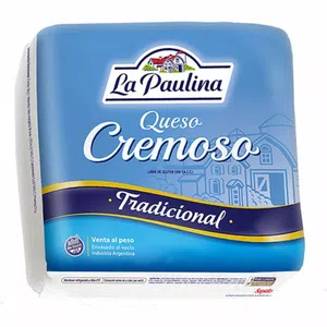 Horma de queso cremoso cortada / en mal estado