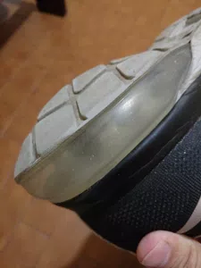 Nike air max con un huevo debajo de la cámara de aire
