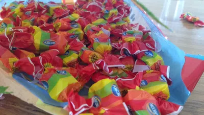Caramelos pegados, mal envueltos