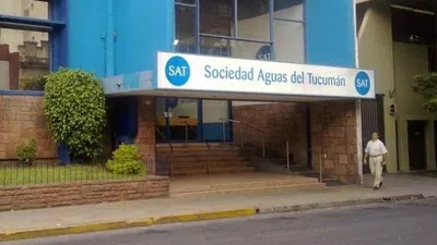 Cloacas trancadas producen desborde de cámara séptica e inundación