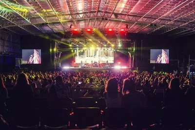 Show Mau y Ricky,  personal del quality espacio  muy agresivo