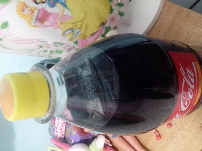 Me compre una coca y ni si quiere la abri que tiene dentro de ella un papel de c