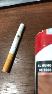 Cigarrillo con un agujero de falta de papel, en el medio