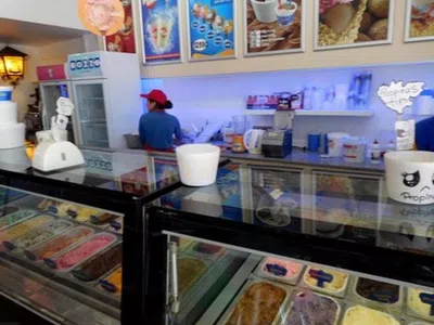 Compre tres helado grido en mariano acosta  merlo y unos de esos tres helado me