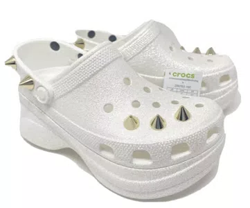 Quiebre de suela de goma en sandalias de mujer crocs
