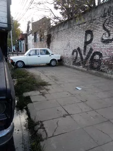 Coloquen carteles para tener la vereda limpia y sin obstaculos
