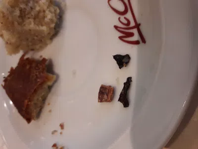 Cáscaras de nuez en el budin y pésimo trato