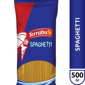 Gorgojos en los fideos con el paquete bien cerrado