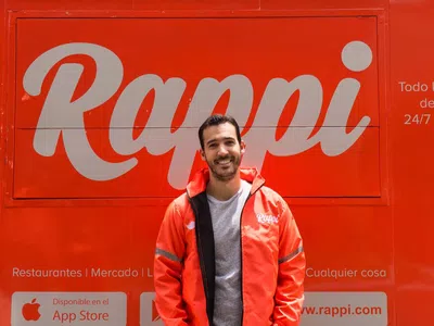 Con la aplicación de rappi que me pide enviar la posición del rappi tendero