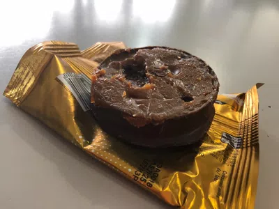 Alfajor triple por la mitad
