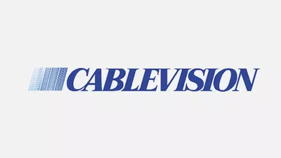 Tendidos de cables y postes caídos en la vereda