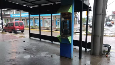 Cabina inútil en vía pública