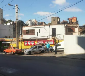 Municipio demarque la zona vereda con linea visible en los lavaderos de autos