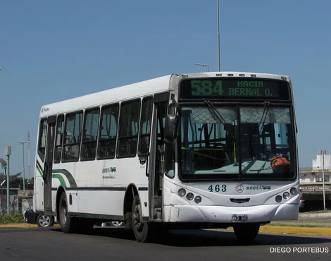 El chófer por estar con su celular manejando casi choca un auto