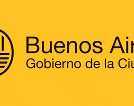 Sumidero/alcantarilla/respiradero en medio de la avenida, roto y ruidoso
