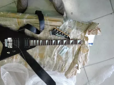 Necesito que me paguen la guitarra que rompieron