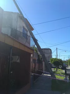 Poste por caerse