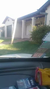 Poste con riezgo de caer en casa