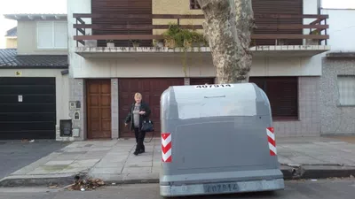Contenedor de basura tapando ingreso a garaje particular