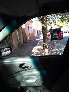 Taller mecánico, autos mal estacionados y ruidos molestos
